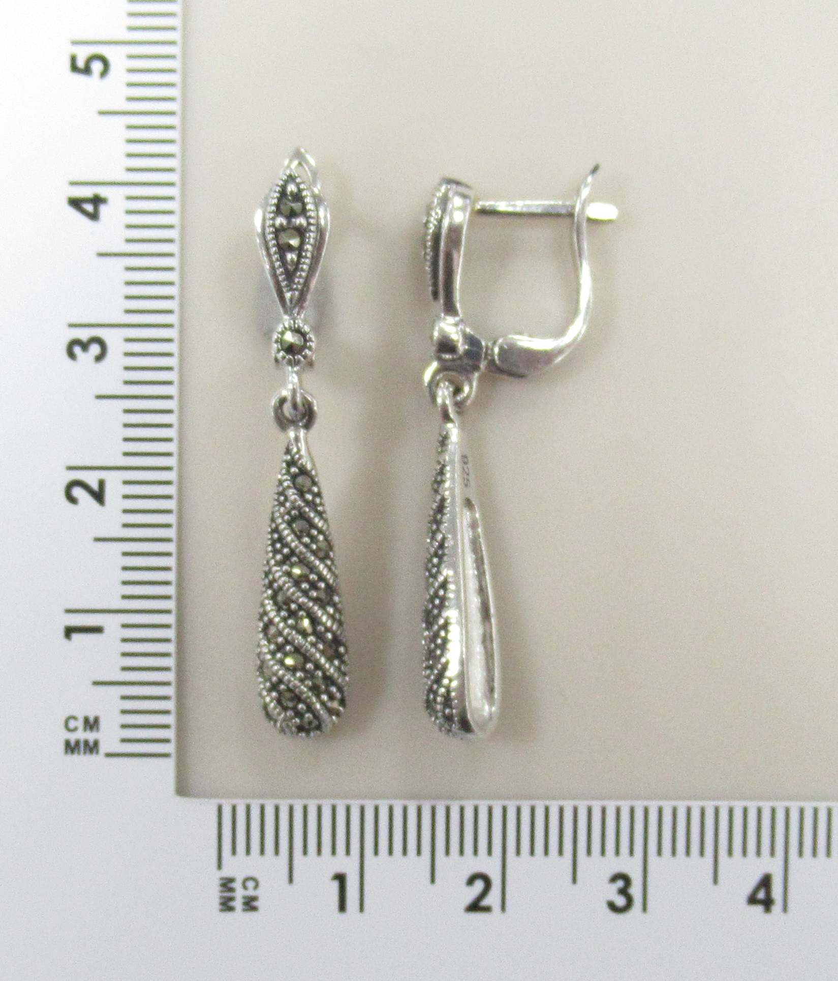 Серебряные серьги 925 пробы; оксидирование; вставки 36 Марказит;